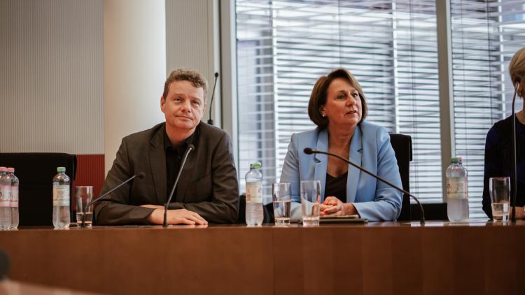 Mitglieder der Arbeitsgemeinschaft Außen empfangen die US-Delegation in einem Ausschusssaal im Paul-Löbe-Haus. Hier zu sehen: die FDP-Bundestagsabgeordneten Jens Beeck und Nicole Westig. 